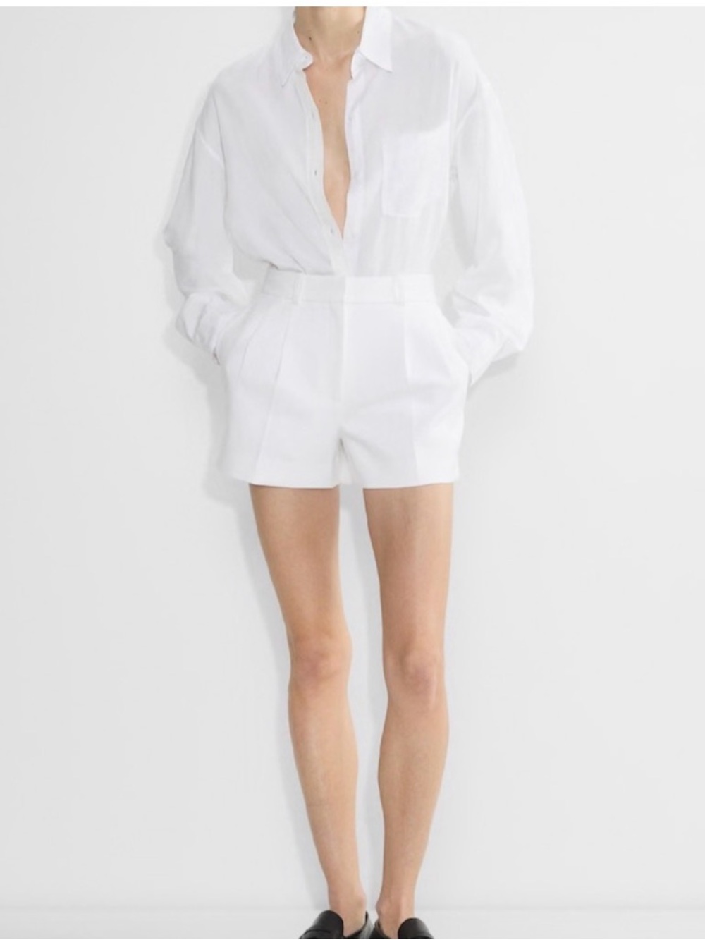 Aritzia Women's White Babaton Pleated Mini Short - (Re)ssential 
Size 8